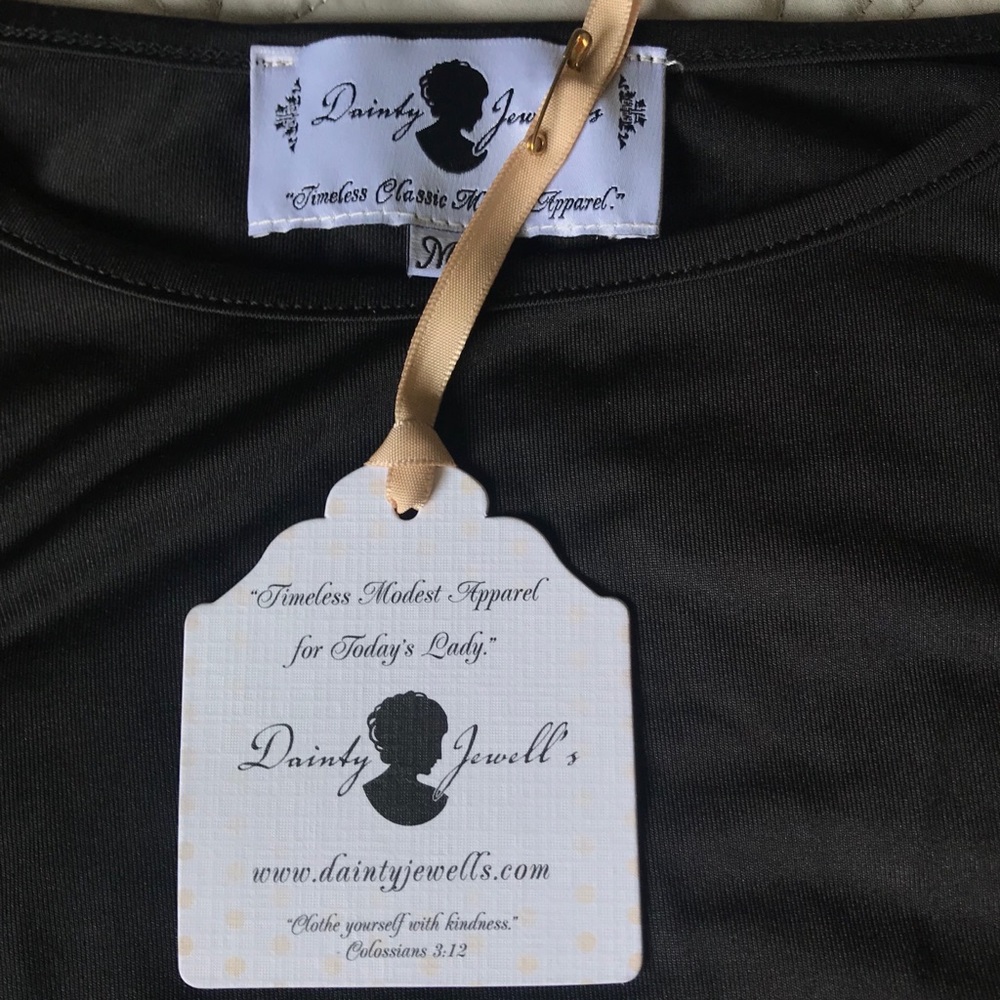 Medium: NWT DAINTY JEWELS TOP!!